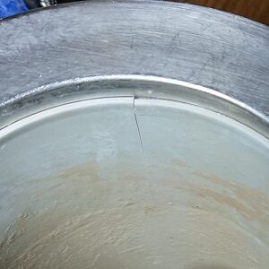 小さめ排水栓ヒビ割れ画像