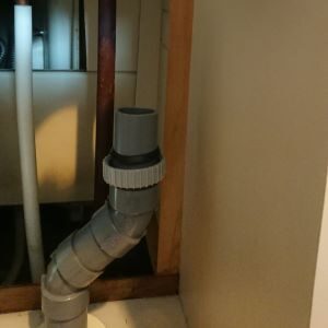 小さめ排水栓取り外し中下側の画像