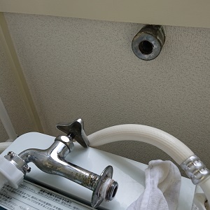 洗濯機水栓交換中の画像