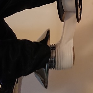 シールテープを巻いている画像