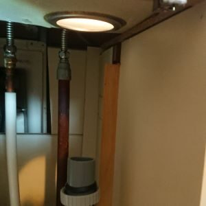 小さめ排水栓取り外し中の画像