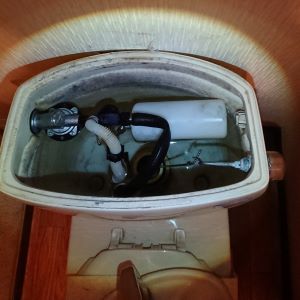 部品交換前のトイレタンク内の画像