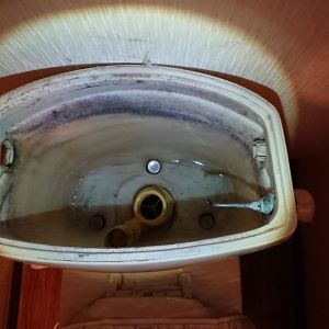 部品を外した後のトイレタンク内の画像