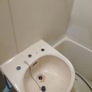 古いツーホールシャワーデッキ水栓取り外し後の洗面器