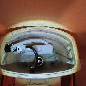 新しいトイレタンク内部品取り付け後