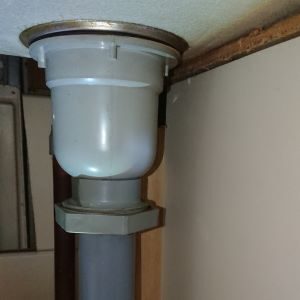 小さめ排水栓交換前の画像