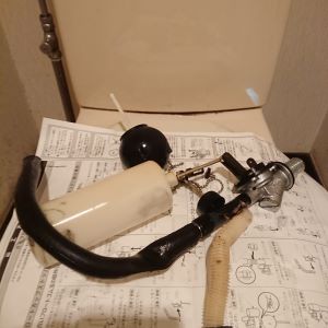 古いトイレタンク内部品の画像