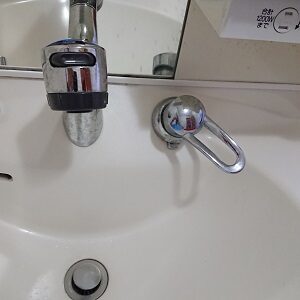 傾斜面に取り付けられている洗面台水栓2