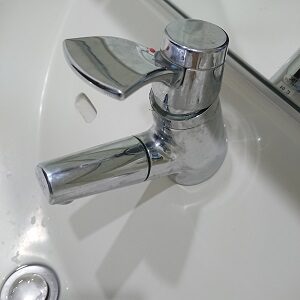 傾斜面に取り付けられている洗面水栓画像1