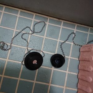 新しいゴム栓の裏側と古いゴム栓の裏側の画像