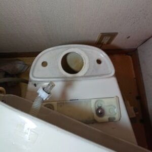トイレタンク取り外し後の便器側の画像