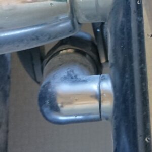 浴室シャワーホース取り外し中